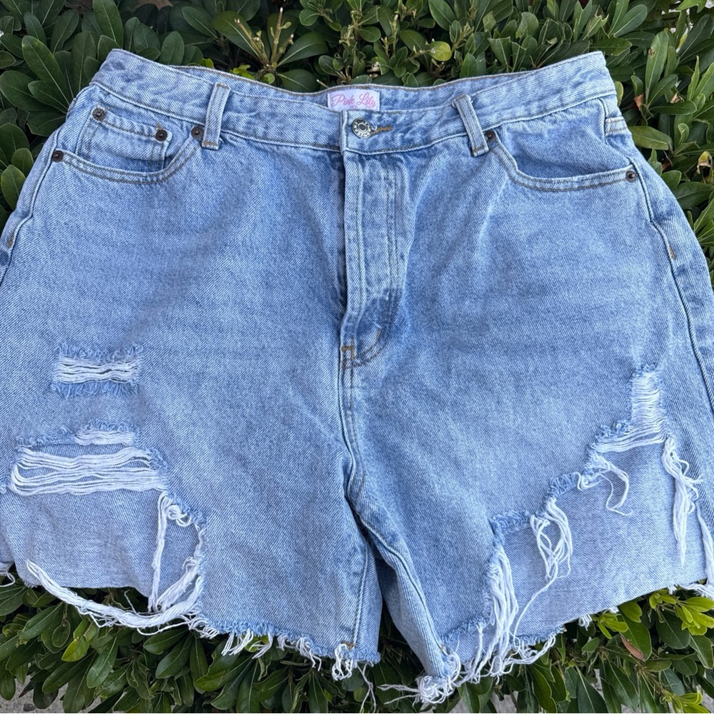 Pink Lilly women’s size 33‎  16 jean shorts distressed thrash cut off button fly